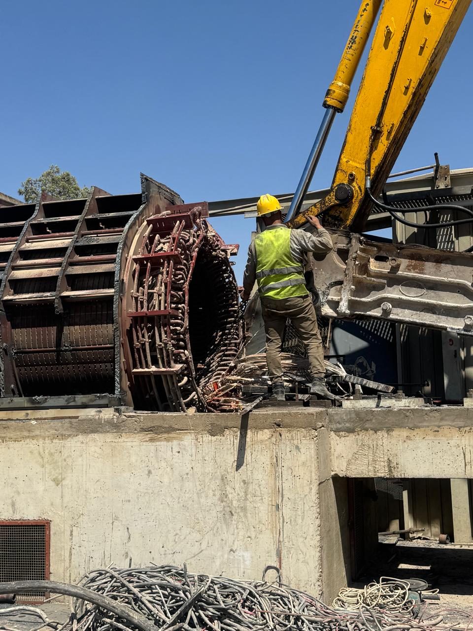 رفع لفائف نحاسية من موقع العمل